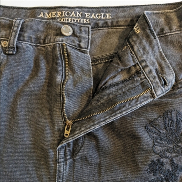 🖤 AEO Faded Black High Rise Ankle Mom Jean with Floral Embroidery, 10 - Picture 8 of 16